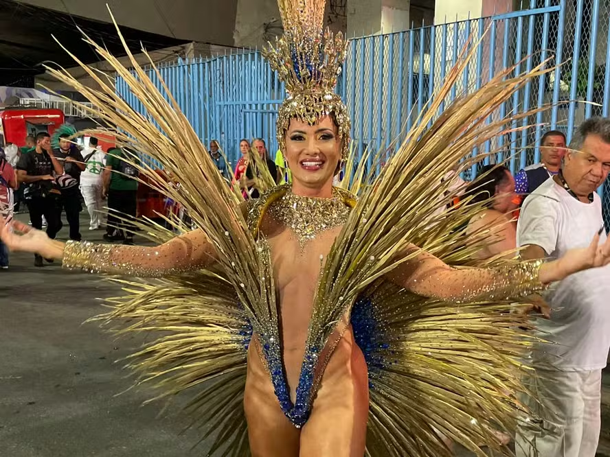 Fantasia milionária e efeito de luz marcam estreia de Vanessa Rangeli no Carnaval do Rio
