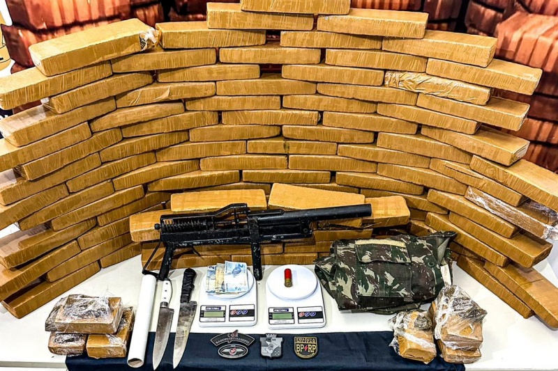 Polícia Militar apreende drogas, arma e prende homem em Nossa Senhora do Socorro
