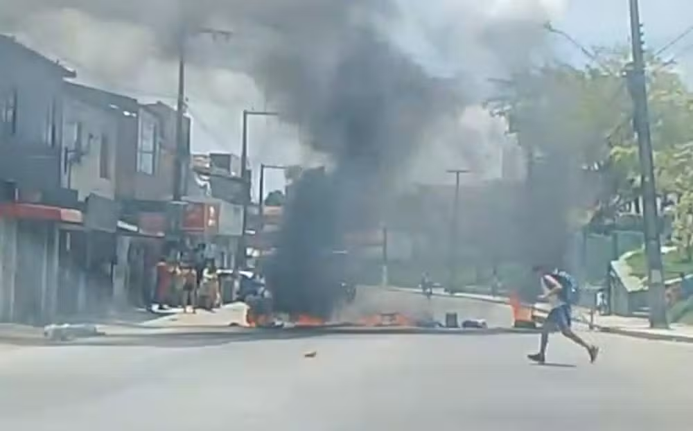 Protesto contra falta de água trava trânsito e gera tensão na Zona Norte de Aracaju