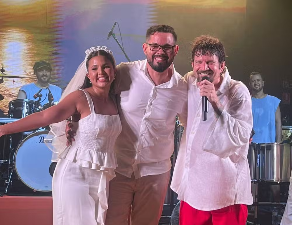 Saulo interrompeu o show em Aracaju para homenagear noivos no palco.