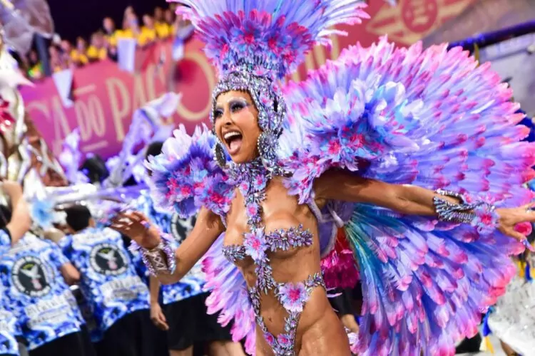 Sabrina Sato encanta público e se destaca no desfile da Gaviões da Fiel