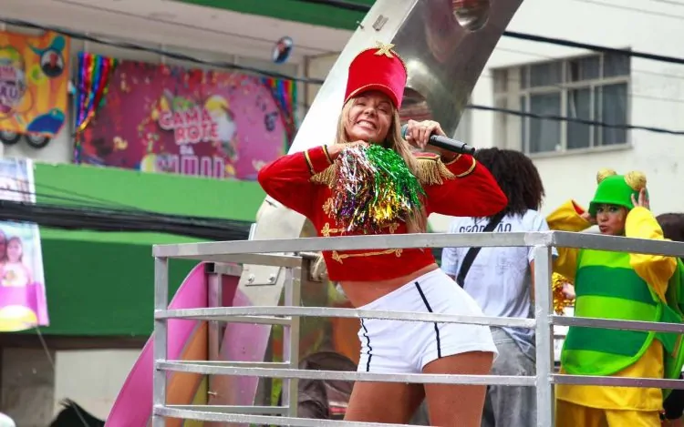 DESPEDIDA EMOCIONANTE: CARLA PEREZ ENCERRA CICLO COM A “PIPOCA DOCE” NO CARNAVAL DE SALVADOR