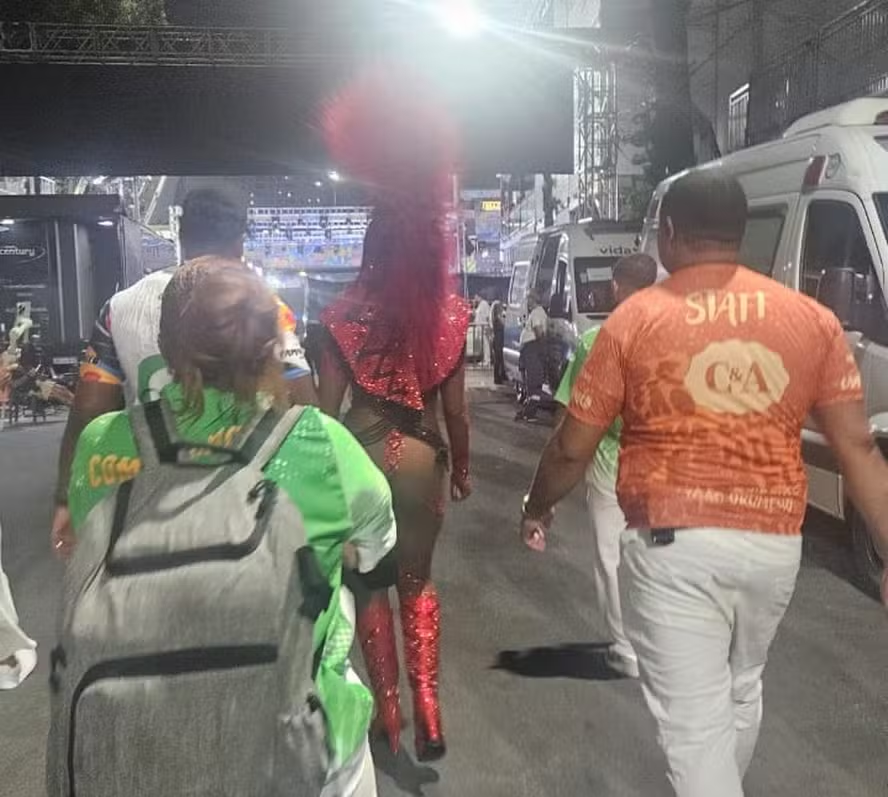 Iza surge como serpente e brilha na Sapucaí como rainha de bateria da Imperatriz