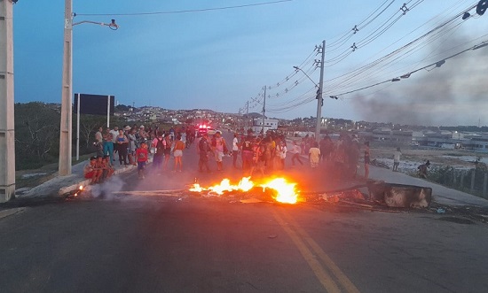 Moradores do Lamarão bloqueiam avenida em Aracaju por falta de água