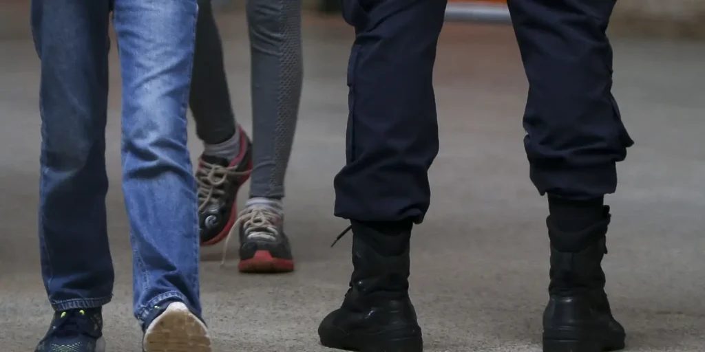 Policiais de escola cívico-militar do Itapoã do DF são afastados após obrigarem alunos a fazer flexão e ajoelhar-se
