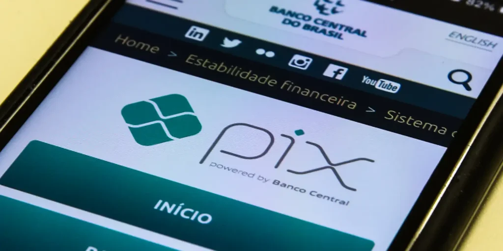Pix por aproximação completa um ano com adesão baixa