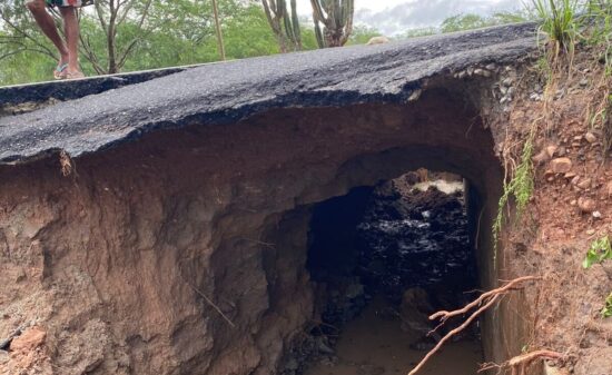 Ponte entre Tobias Barreto e Poço Verde transborda e bloqueia tráfego após fortes chuvas