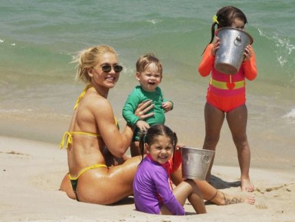 Virginia Fonseca aproveita dia de praia com os filhos no Rio e recebe comentário de Vini Jr.