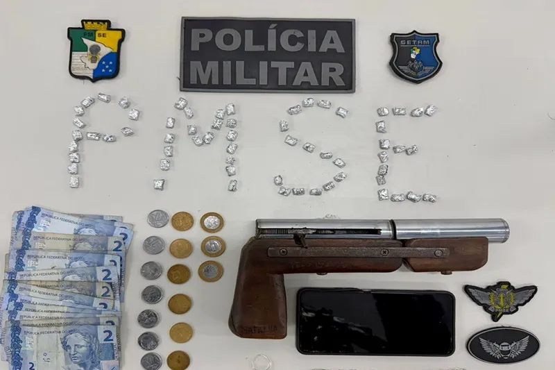 Getam detém homem por suspeita de tráfico e apreende 63 pedras de crack e arma calibre .12 em Aracaju