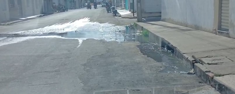 Esgoto a céu aberto causa transtornos e mau cheiro na Rua Francisco Oliveira, em Itabaiana.