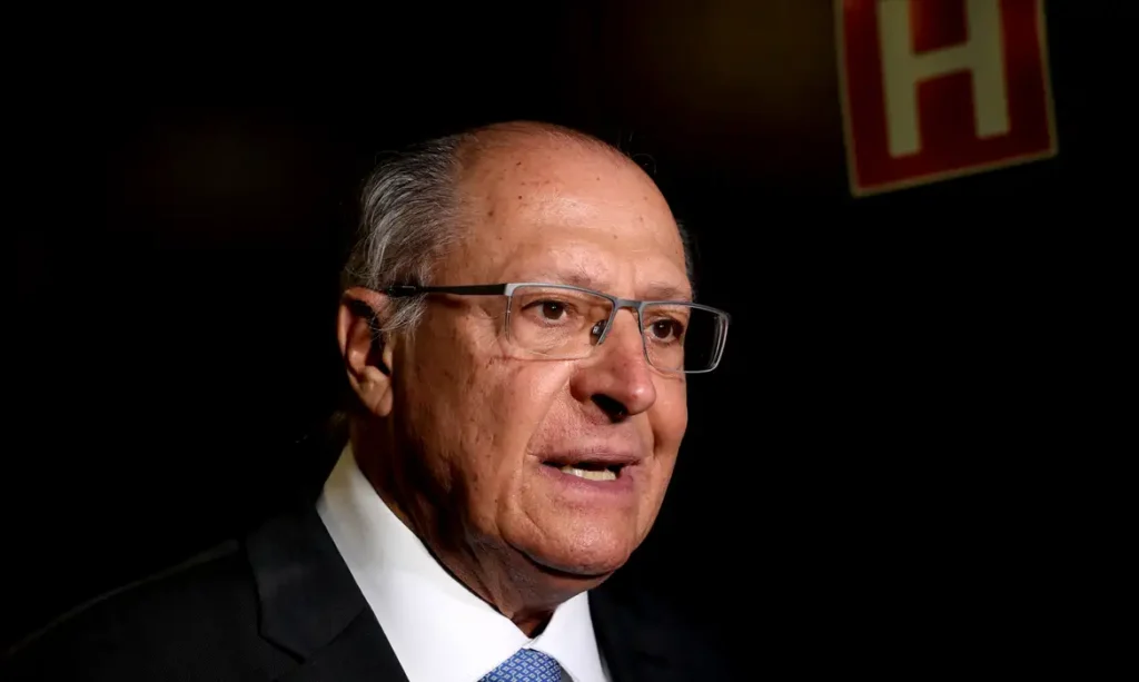 Governo prioriza abastecimento e busca conter alta do diesel, diz Alckmin