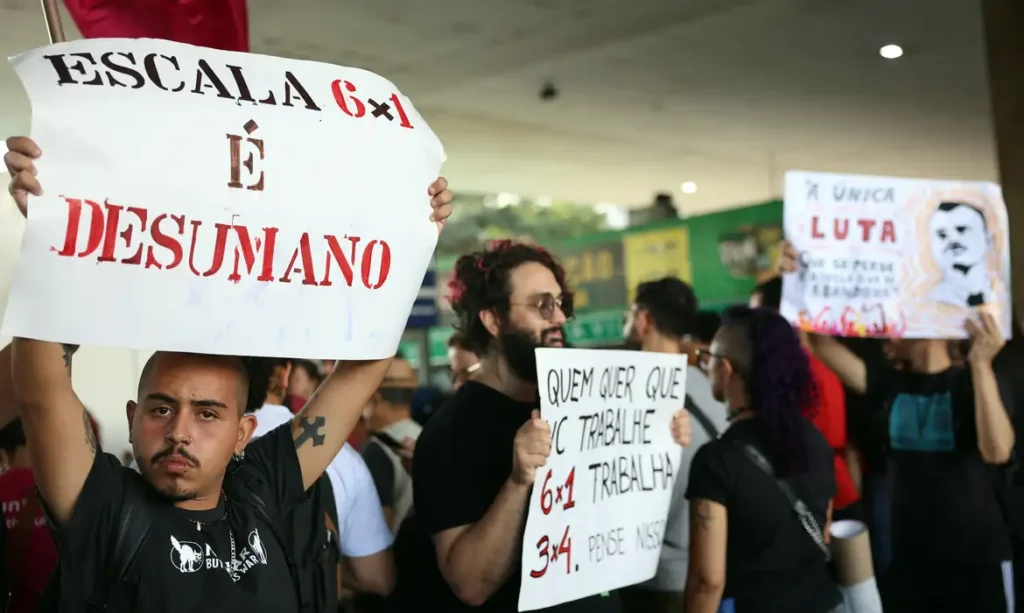 Oito em cada 10 brasileiros de até 40 anos apoiam fim da escala 6×1 sem redução salarial