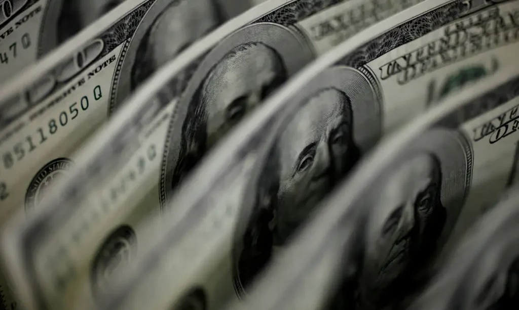 Dólar se aproxima de R$ 5,25 com agravamento do conflito no Oriente Médio
