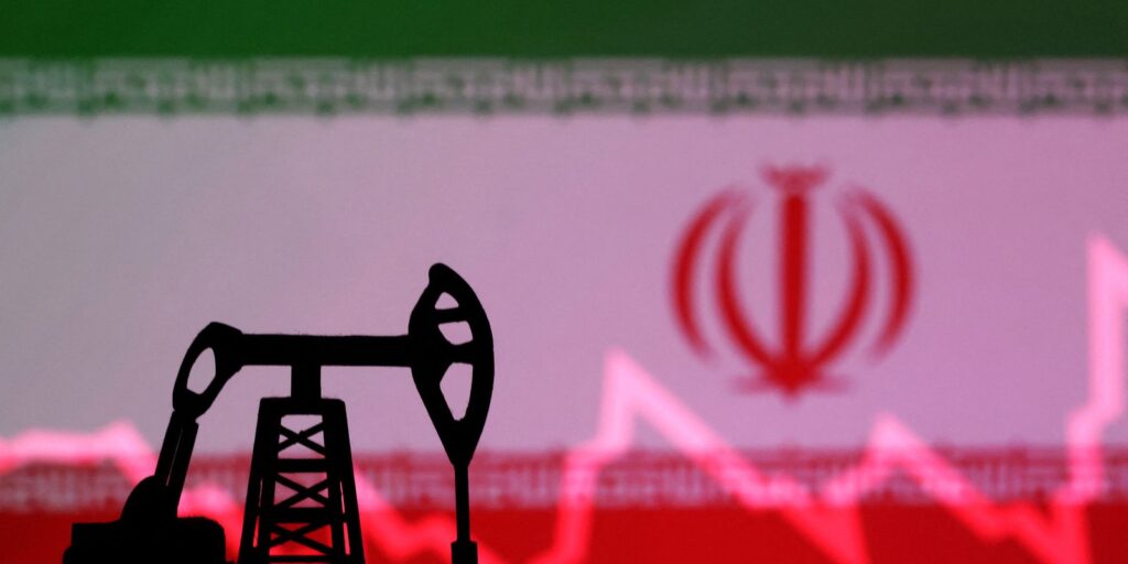 Petróleo dos EUA sobe mais de 12% após fechamento do Estreito de Ormuz em meio a conflito com o Irã