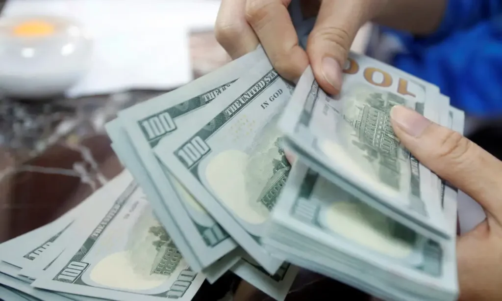 Dólar sobe a R$ 5,309 e Ibovespa cai 2,25% em meio a tensões globais