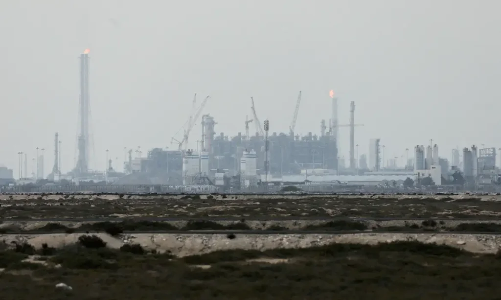 Mercado em turbulência após ataques a infraestrutura petrolífera no Oriente Médio