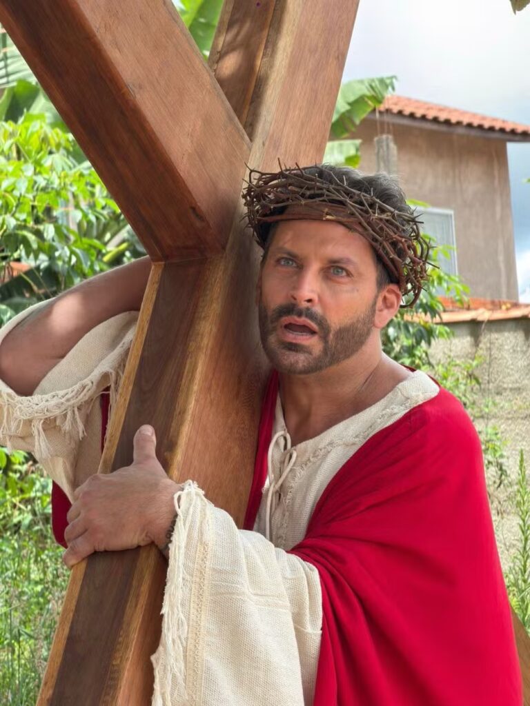 Henri Castelli volta aos palcos como Jesus em “A Paixão de Cristo” após saída do BBB26