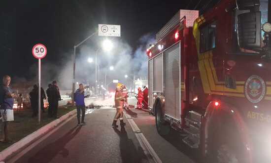 Moradores do Pantanal interditam avenida e queimam pneus em protesto em Aracaju