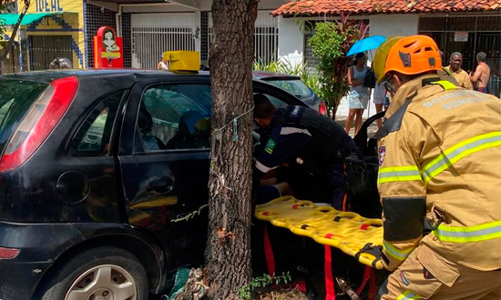 Passageira fica ferida após carro colidir contra árvore no Santo Antônio