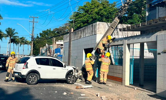 Carro atinge poste e deixa bairros da zona sul de Aracaju sem energia