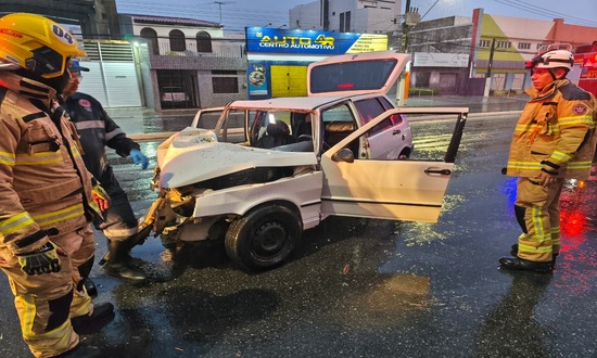 Condutor fica preso às ferragens após carro colidir contra poste em Aracaju
