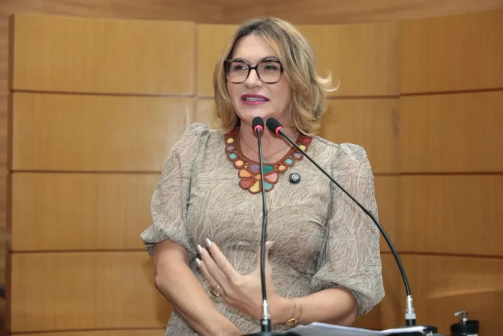 Deputada Linda Brasil defende fim da escala 6×1 após aumento de denúncias trabalhistas em Sergipe