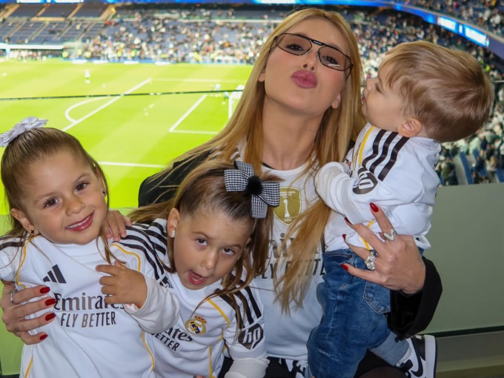 Virginia Fonseca veste os três filhos com uniforme de Vini Jr. para ver jogo do Real Madrid