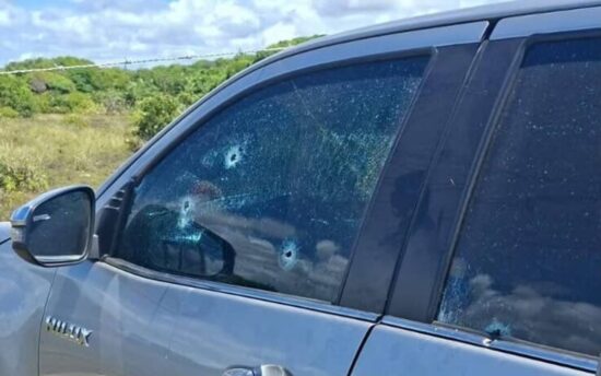 Dois homens são executados a tiros dentro de carro na Praia do Abaís