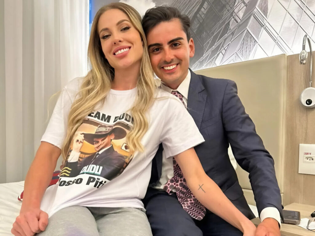 Saory Cardoso nega que tenha marcado casamento com Dudu Camargo e diz que anúncio foi brincadeira