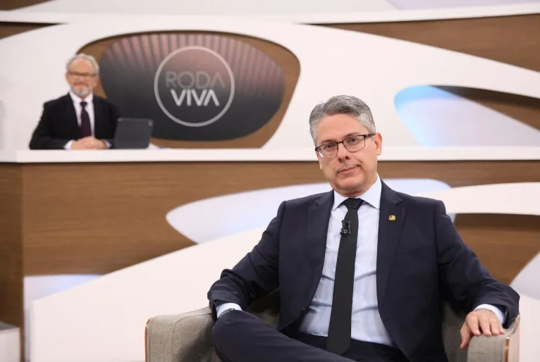 Alessandro Vieira diz em Roda Viva que combate ao crime deve mirar lavagem de dinheiro e infiltração no Estado