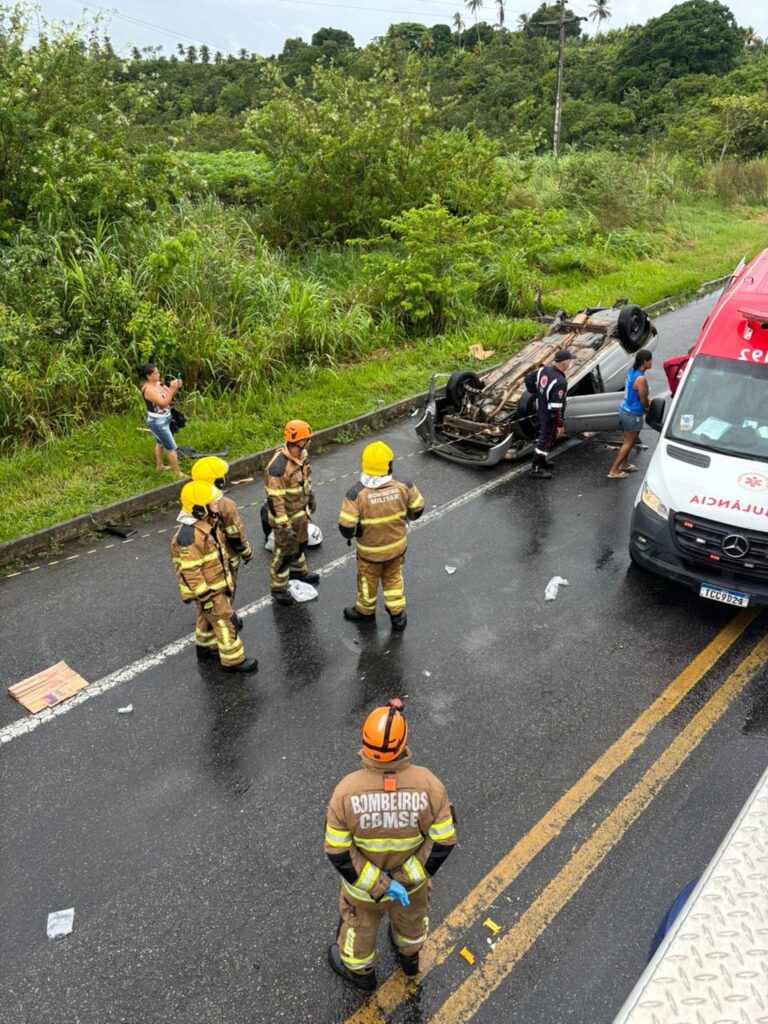Bombeiros resgatam mulher grávida em carro que capotou na BR-101 após colisão.