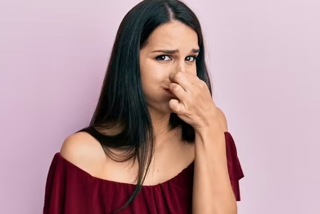 Por que o nosso cheiro não incomoda? Ciência explica a tolerância aos próprios gases