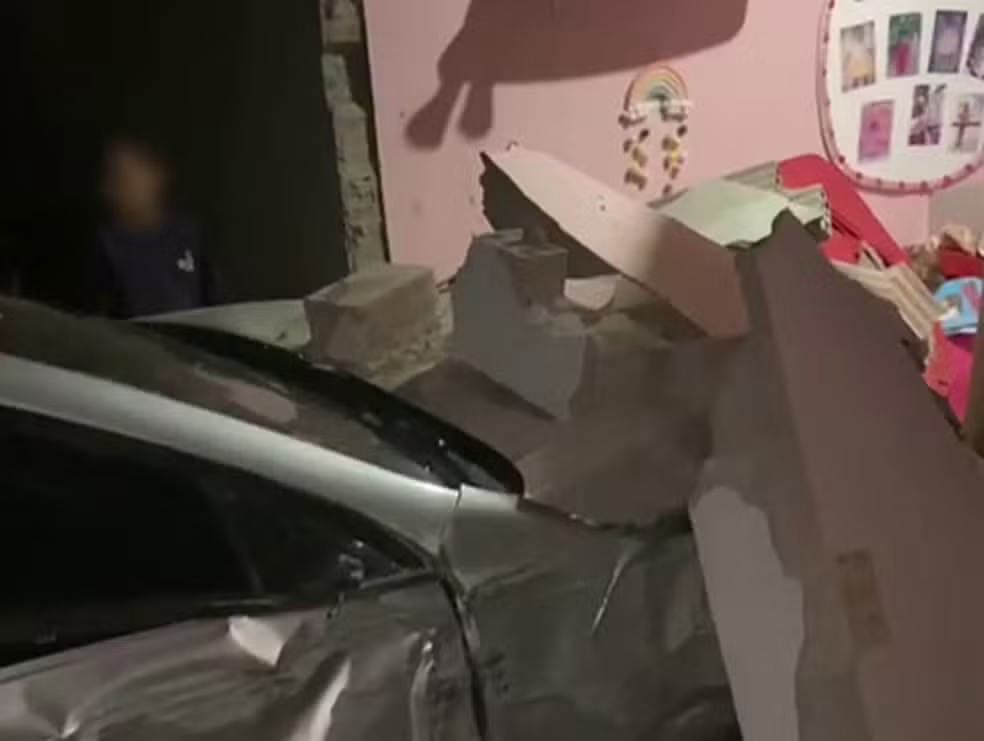 Carro invade residência e destrói quarto de criança em Cristinápolis; mãe e filha escapam por pouco