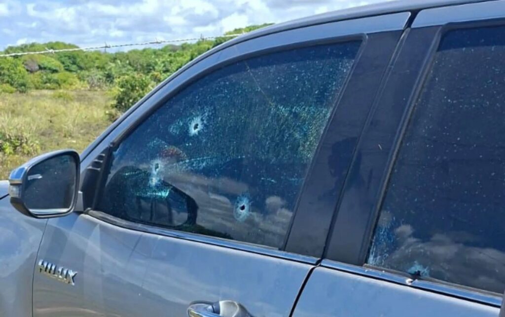 Homens são executados a tiros dentro de carro na praia de Abaís