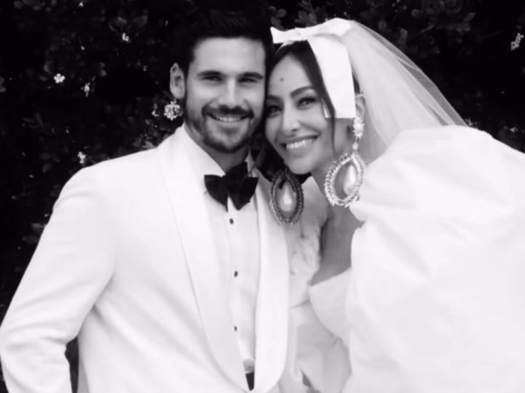 Sabrina Sato recebe buquê e carta de amor de Nicolas Prattes ao celebrar dois anos de relação