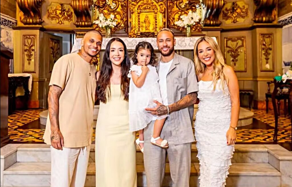 Pingente de Neymar com inicial “A” é identificado como de sua afilhada Antonella
