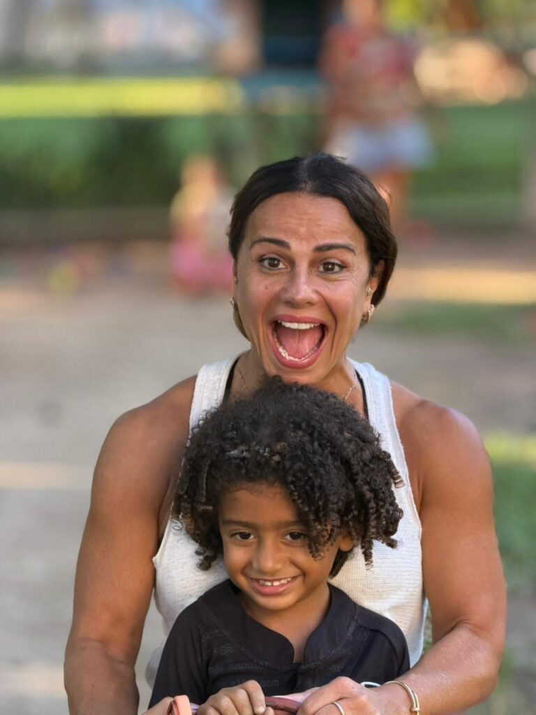 Viviane Araujo aproveita folga das gravações para brincar com o filho em pracinha no Rio de Janeiro