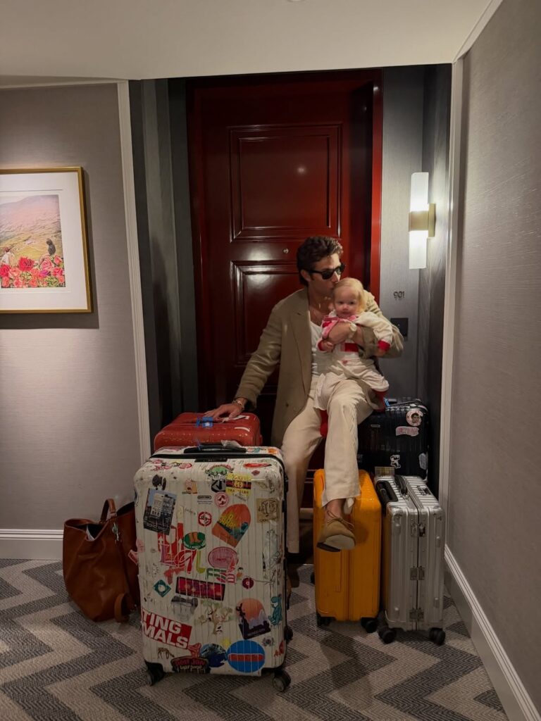 Chay Suede publica fotos inéditas da família durante estadia em Madri