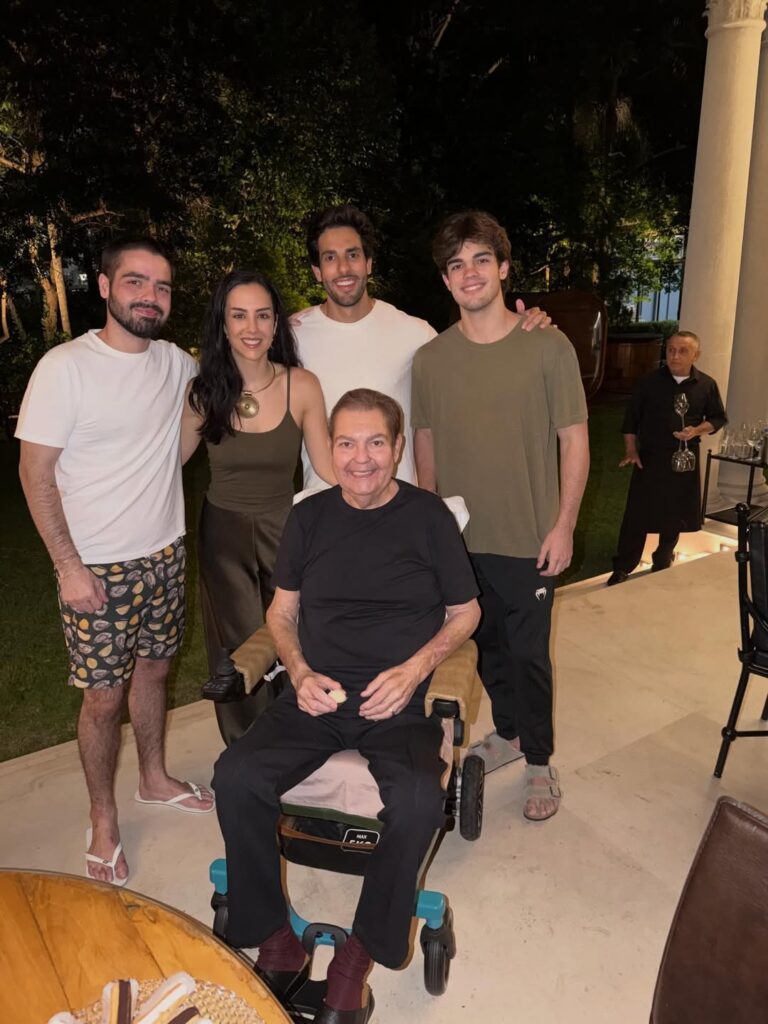 Faustão surge em cadeira de rodas em comemoração ao aniversário da filha Lara Silva