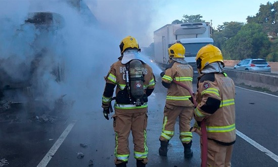 Carreta bitrem pega fogo na BR-101 em Estância