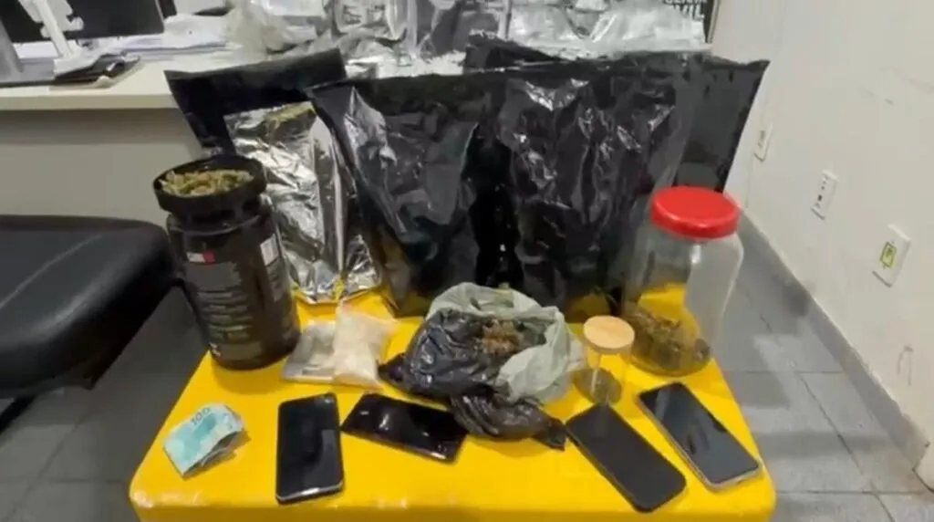 Policiais do Cope prendem dois por transporte e armazenamento de 20 pacotes de flor de maconha em Aracaju