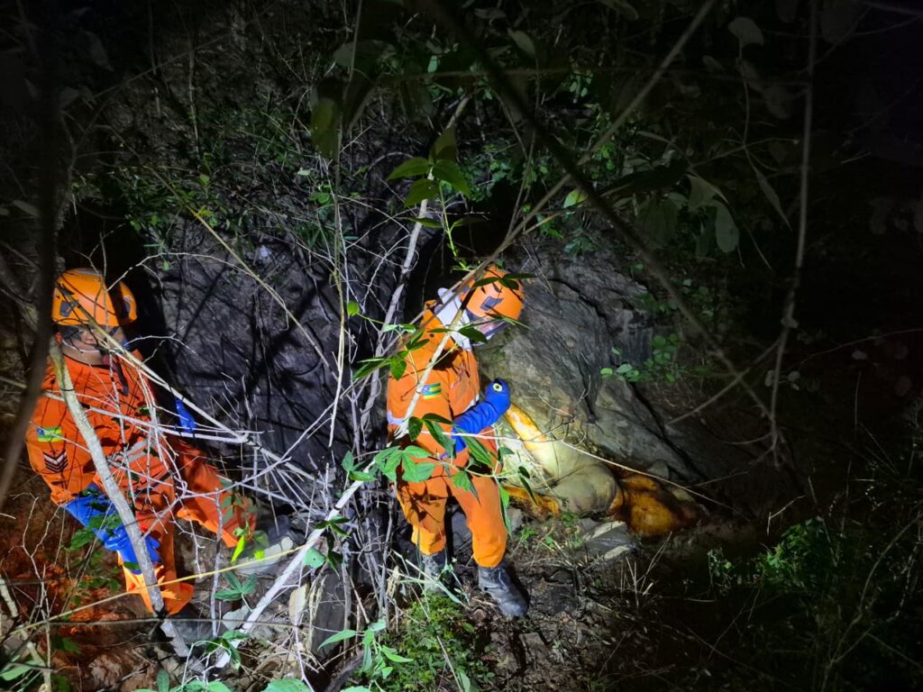 Bombeiros realizam resgate de cadáver em área de difícil acesso no município de Simão Dias