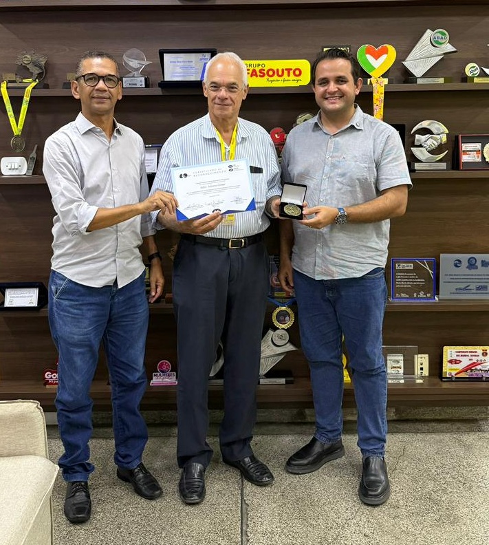 CRA-SE homenageia Juliano César com medalha do Jubileu de Diamante da Administração