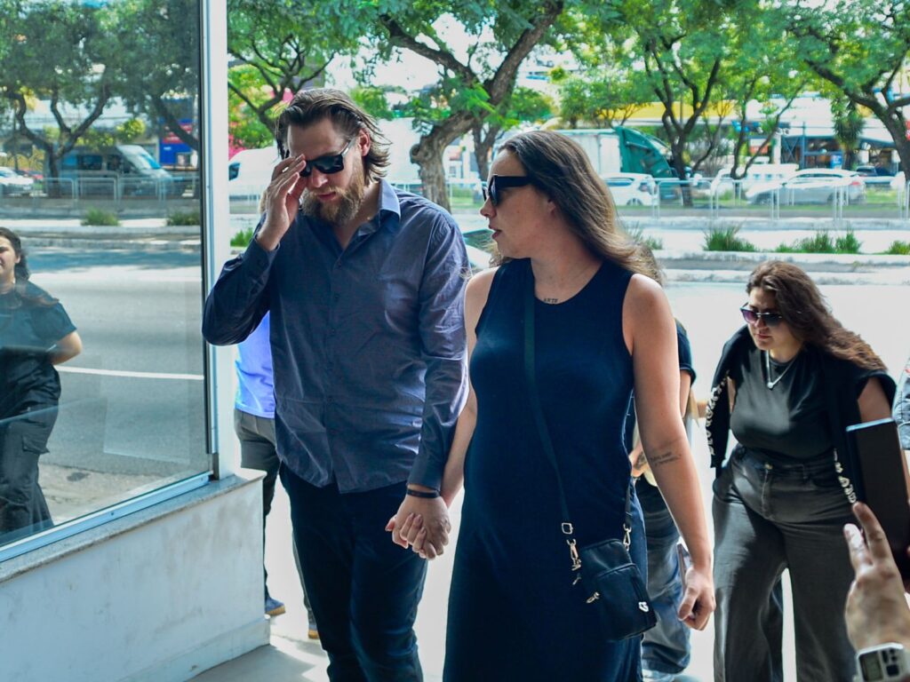 Filha de Gerson Brenner viaja 21 horas e chega ao velório grávida de 9 meses