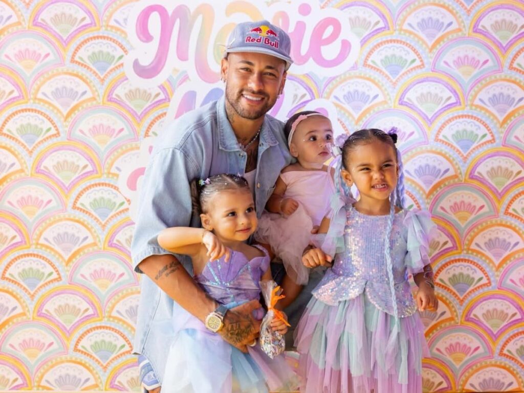 Neymar publica registro do almoço das filhas Mavie e Helena em casa, em Santos