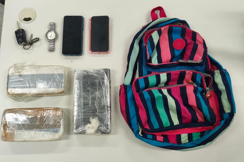 Polícia Militar apreende mais de 3 kg de drogas dentro de veículo em Aracaju