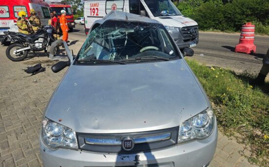 Colisão entre carro e motocicleta deixa duas pessoas feridas na SE-100, em Barra dos Coqueiros