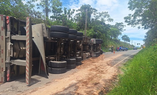 Motociclista morre e pedestre fica ferido após caminhão tombar na SE-282, em Estância