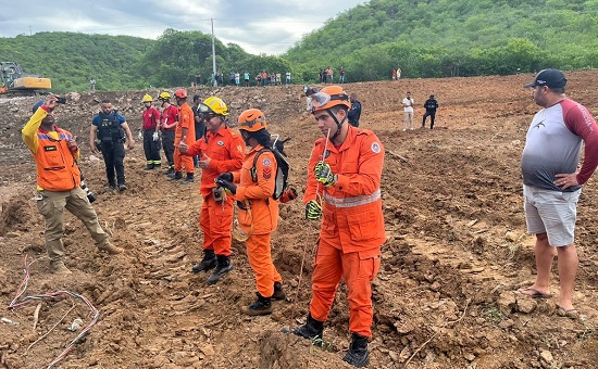 Bombeiros mantêm operações de busca por homem desaparecido após carro ser arrastado pela chuva