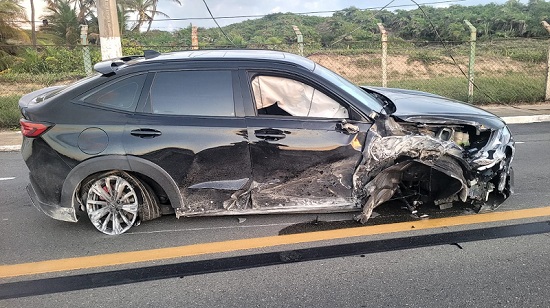 Motorista perde o controle e colide contra poste na Rodovia SE-100, em Aracaju